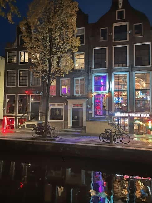 Amsterdam: Red light tour in German/English for groups of 4 people or more - The Old Church beside the red light district