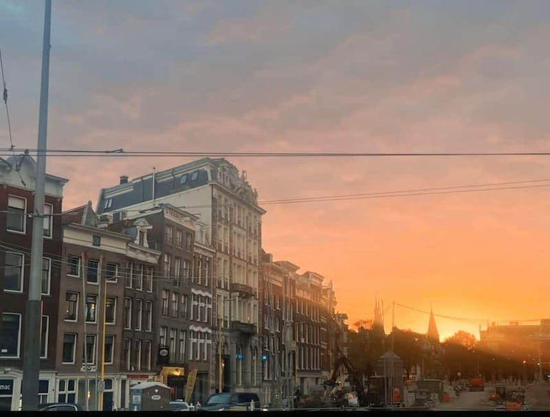 Amsterdam: Red light tour in German/English for groups of 4 people or more - A private tour that fits group occasions