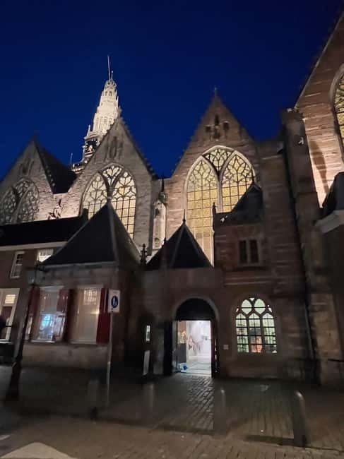 Amsterdam: Red light tour in German/English for groups of 4 people or more - What the $26 price gets you