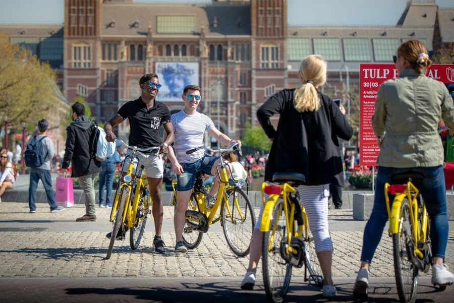 Amsterdam: Relaxed City Highlights Guided Bike Tour - Canal houses and Amsterdam’s compact center