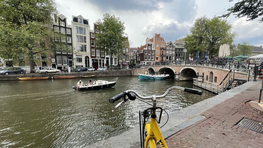Amsterdam: Relaxed City Highlights Guided Bike Tour - Cycling through Vondelpark