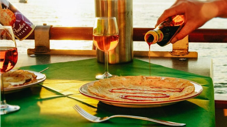 Amsterdam: River Cruise With All-You-Can-Eat Dutch Pancakes - Boarding the Pannenkoekenboot from Amsterdam Central
