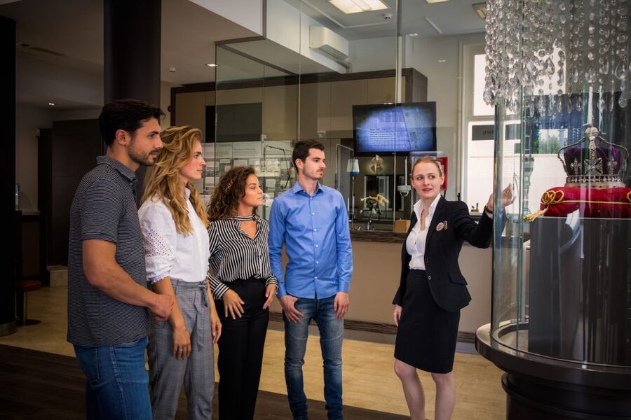 Amsterdam: Royal Diamond Experience - Learning the 4 Cs with real stones