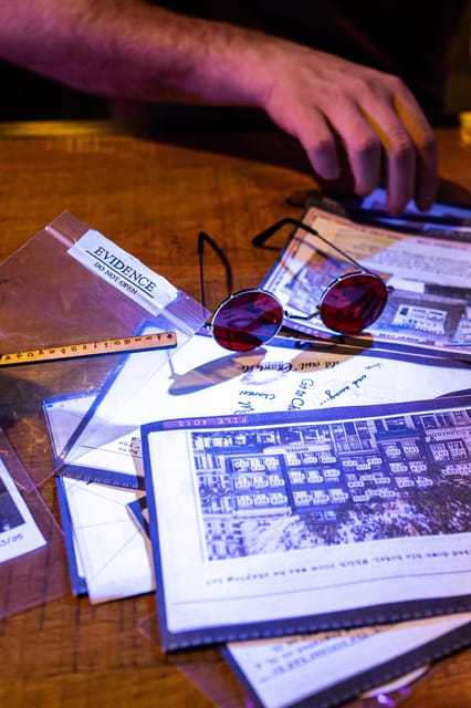 Amsterdam: Self-guided Red Light District Pub Crawl Mystery - Walking through the Red Light District with a case to solve