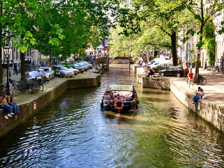 Amsterdam Small Group Canal Cruise inc Snacks/Drinks Winter - The small boat advantage