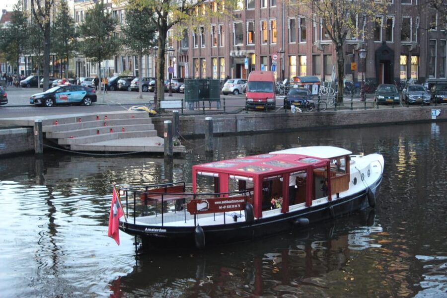 Amsterdam: Small-Group Canal Cruise incl. Drinks and Snacks - Key details to know before booking