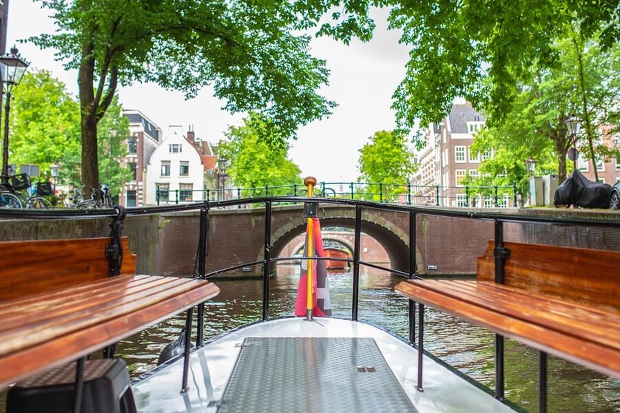 Amsterdam: Small-Group Canal Cruise incl. Drinks and Snacks - Passing the Red Light District by water