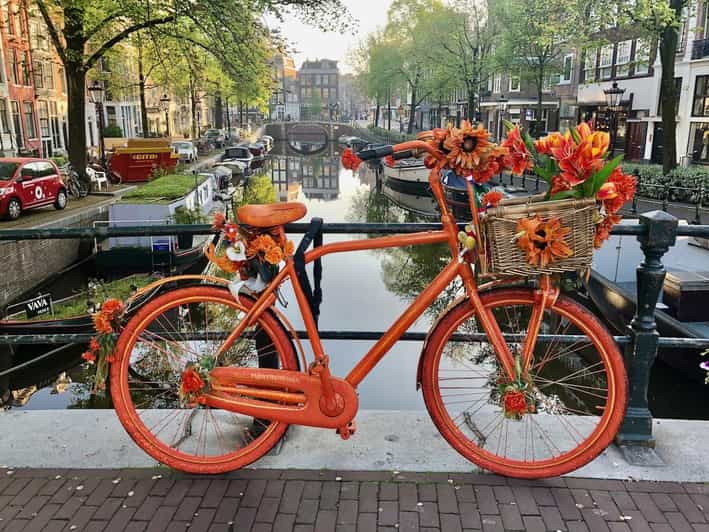 Amsterdam: Small Group Walking Tour with Fun Guide - Canal houses, quiet lanes, and the character of the Jordaan