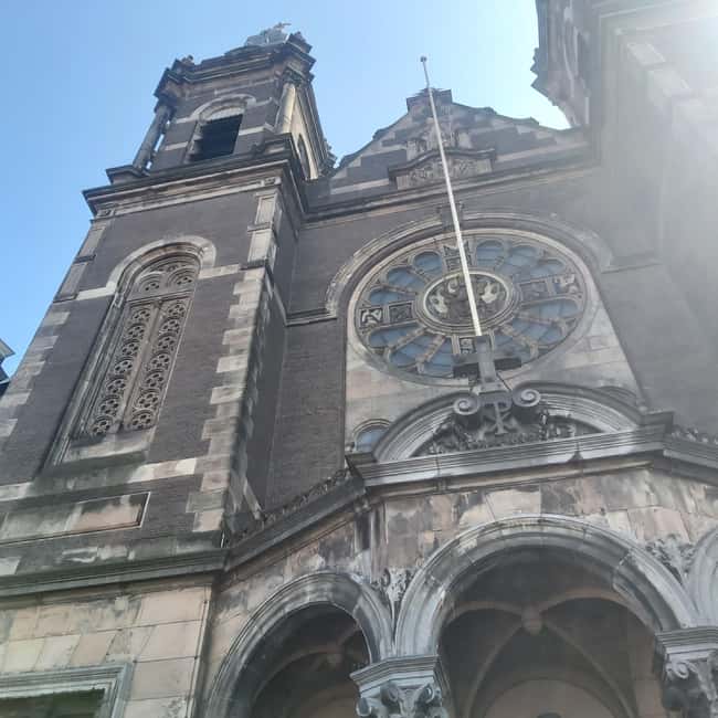 Amsterdam: Spanish Tour Unmasking the Redlight District - The He Hua Temple and a multicultural street plan