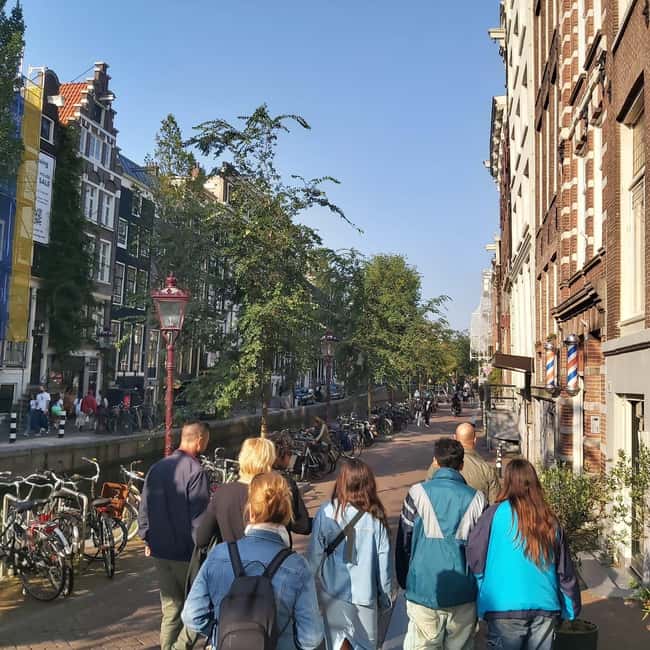 Amsterdam: Spanish Tour Unmasking the Redlight District - Nieuwmarkt and De Waag’s city gate