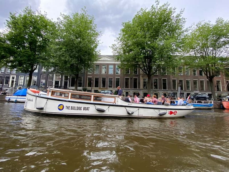 Amsterdam: The Bulldog Boat Smoke and Booze Cruise - The guides shape the experience