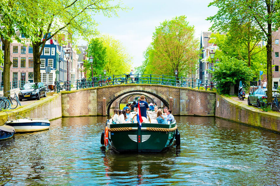 Amsterdam: The Newest Canal Cruise with Drink Option - Sea Palace, Montelbaanstoren, and Oudeschans