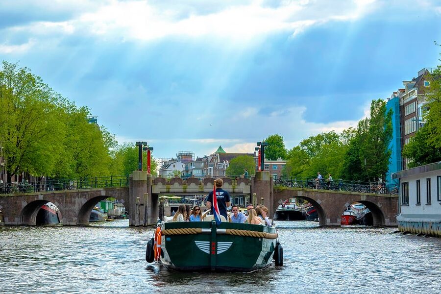 Amsterdam: The Newest Canal Cruise with Drink Option - Dancing Houses, Oude Kerk, and Zeedijk