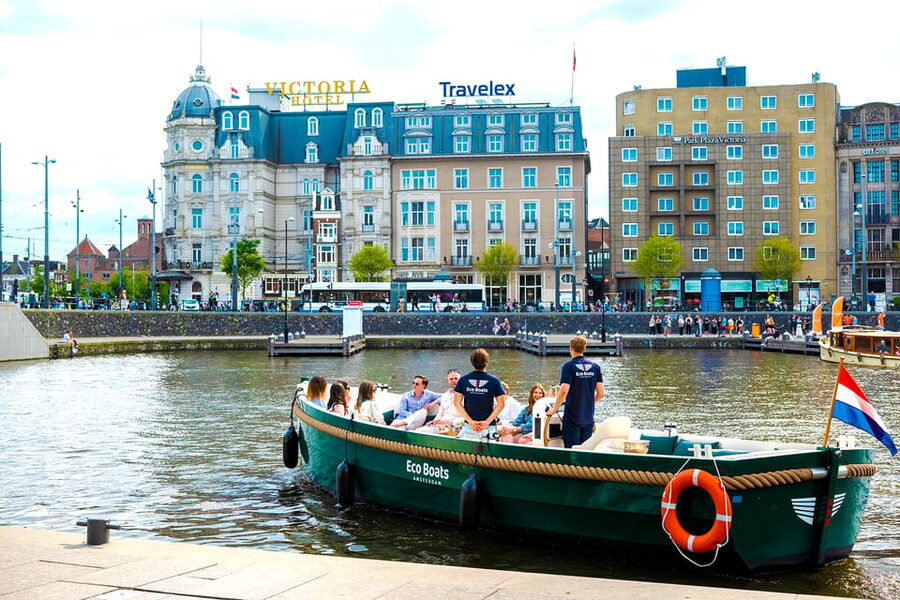 Amsterdam: The Newest Canal Cruise with Drink Option - Local guides make the hour