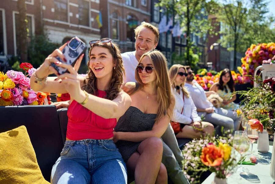 Amsterdam: The Original Flower Boat with Local Guide and Bar - What the guides add to the ride