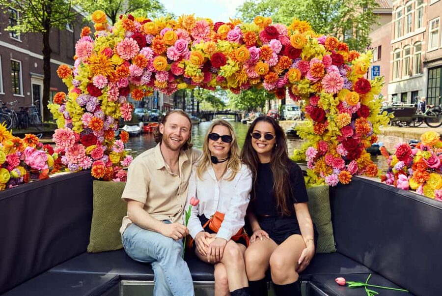Amsterdam: The Original Flower Boat with Local Guide and Bar - Why Amsterdam’s flower boat is worth your hour
