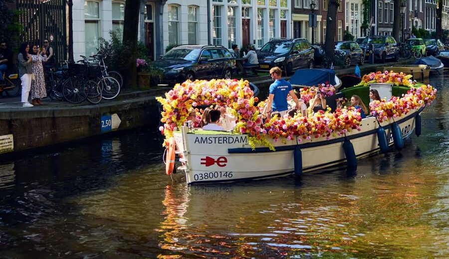 Amsterdam: The Original Flower Boat with Local Guide and Bar - Herengracht: Amsterdam’s grand canal views
