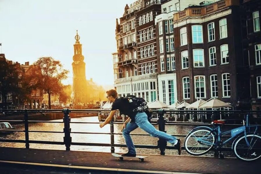 Amsterdam: The Story of History & Culture Walking Tour - Linking centuries of history with the Amsterdam of today