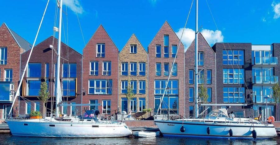 Amsterdam to Haarlem: Private Day-Trip Experience - First impressions: canals, courtyards, and old Haarlem streets