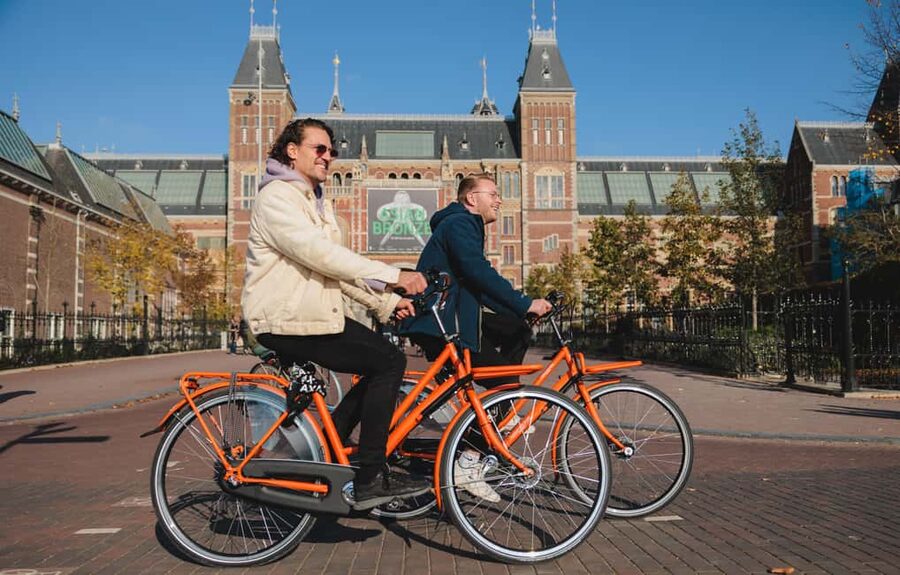 Amsterdam: Top Highlights Guided Bike Tour EN/DE/ES/FR/IT/CN - Dam Square and the return to the shop