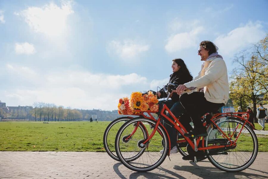 Amsterdam: Top Highlights Guided Bike Tour EN/DE/ES/FR/IT/CN - Guides, group size, and the feel of the ride