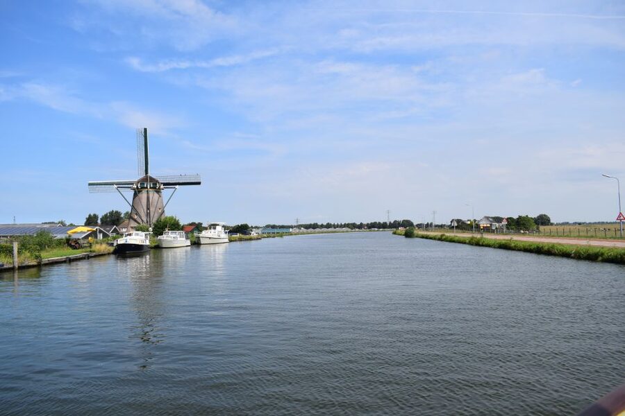 Amsterdam: Tour to Keukenhof Gardens with Windmill Cruise - The coach ride through South Holland