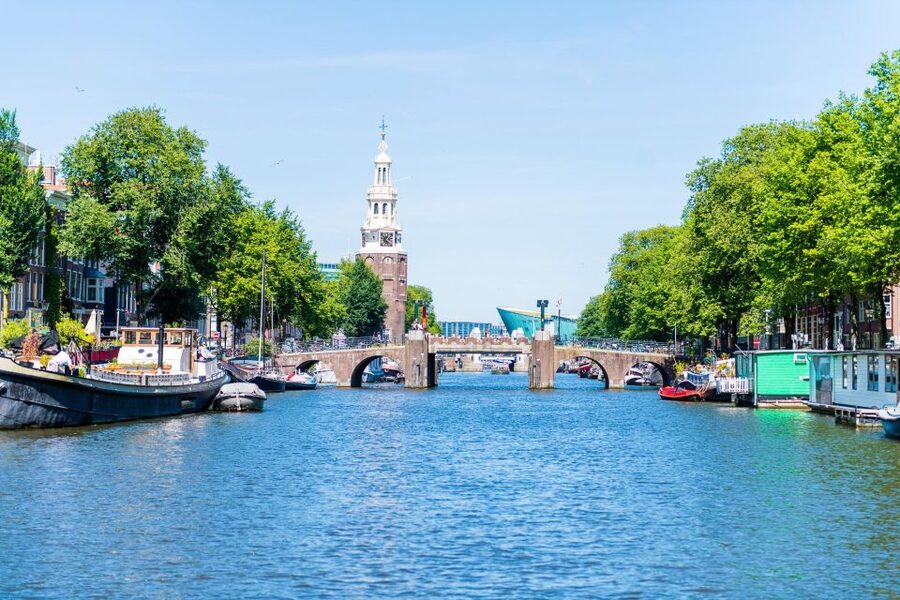 Amsterdam: Traditional Canal Cruise with Bar on Board - The bar, heating, and comfort tradeoff