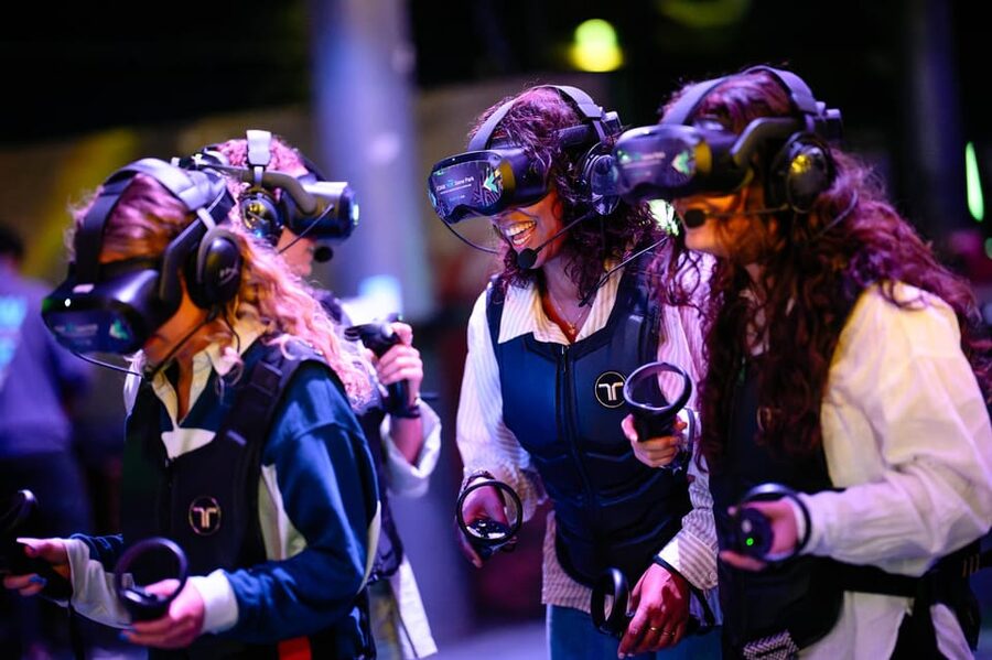 Amsterdam: Ultimate VR Experience: 60 minutes - Choosing Corsair’s Curse or Ghost Patrol