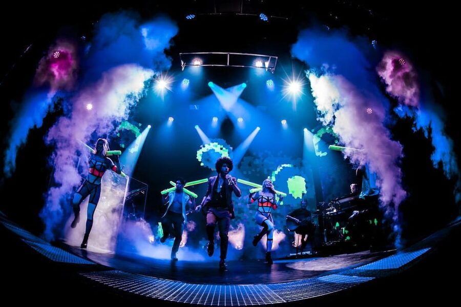 Amsterdam: VEGAS Dinner Show with 3-Course Sharing Menu - Choosing the right seat for your evening