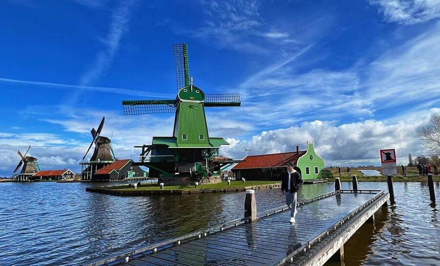 Amsterdam: Zaanse Schans and Giethoorn Day Trip with Cruise - Gouda cheese before the windmills