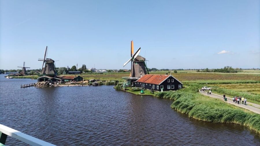 Amsterdam: Zaanse Schans Windmills Bike Tour with Guide - Why cycling gives Zaanse Schans more character