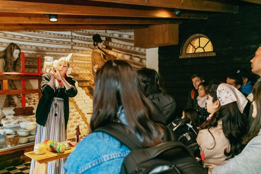 Amsterdam: Zaanse Schans windmills & Volendam Guided Tour - The right expectations about free time