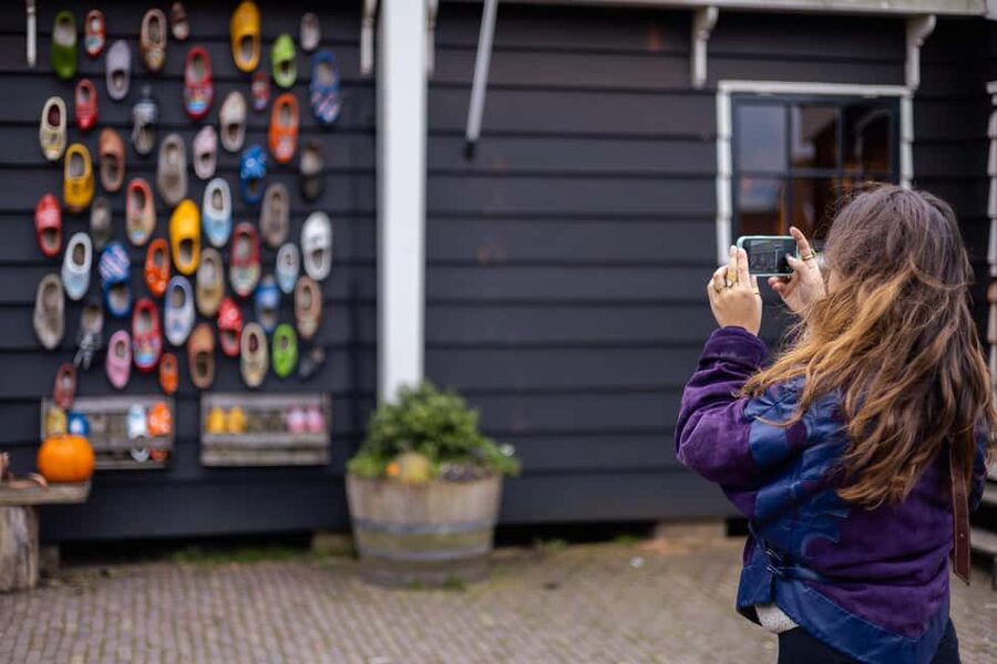 Amsterdam: Zaanse Schans windmills & Volendam Guided Tour - Cheese tasting on an old farm