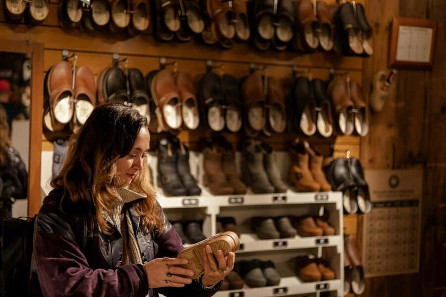 Amsterdam: Zaanse Schans windmills & Volendam Guided Tour - Guides, languages, and group size