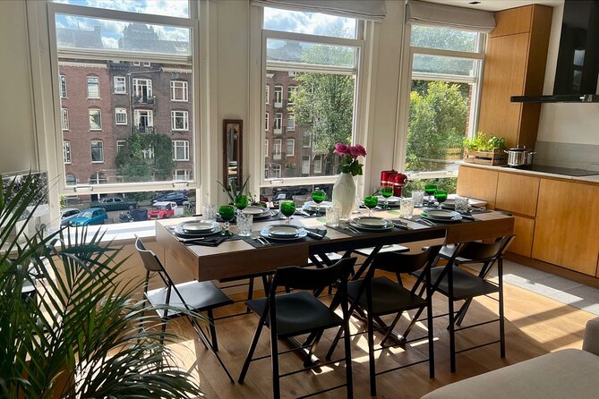 Authentic Italian Dinner in Cozy Canal Home in Amsterdam - A canal home instead of a restaurant dining room