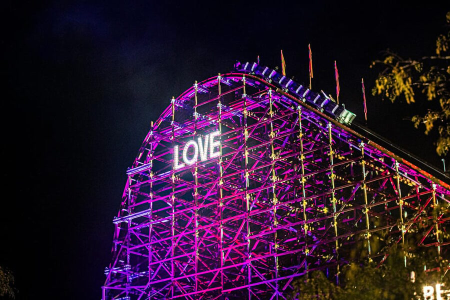 Biddinghuizen: Walibi Holland Entry Ticket - Evening atmosphere and seasonal decoration