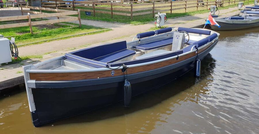 Boatrental 2 Hours 12 Person with Steeringwheel and cushions - My practical plan for two hours