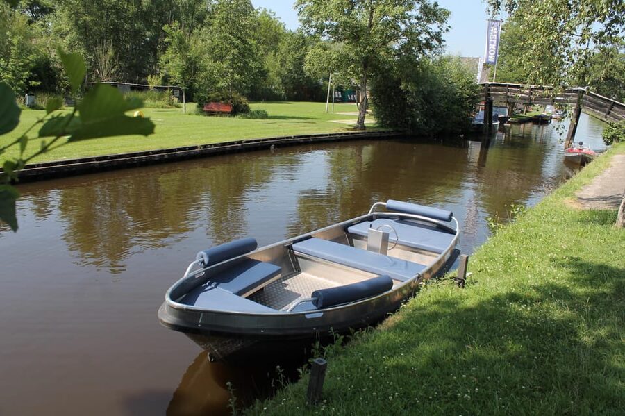 Boatrental 2 Hours 8 Person with Steeringwheel and cushions - What to bring for a comfortable ride