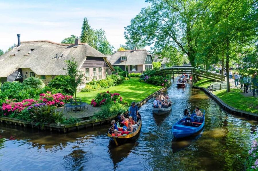 Boatrental 3 Hours 8 Person with Steeringwheel and cushions - Taking the wheel through Giethoorn