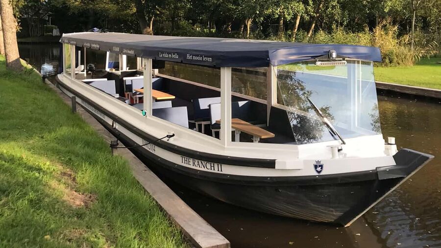 Boatrental 3 Hours 8 Person with Steeringwheel and cushions - The main drawback: a slow boat and a fixed return time