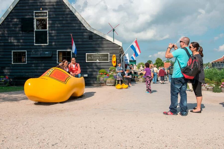 Brussels: Holland Keukenhof & Kinderdijk Guided Day Tour - Why flower timing can make or break the visit