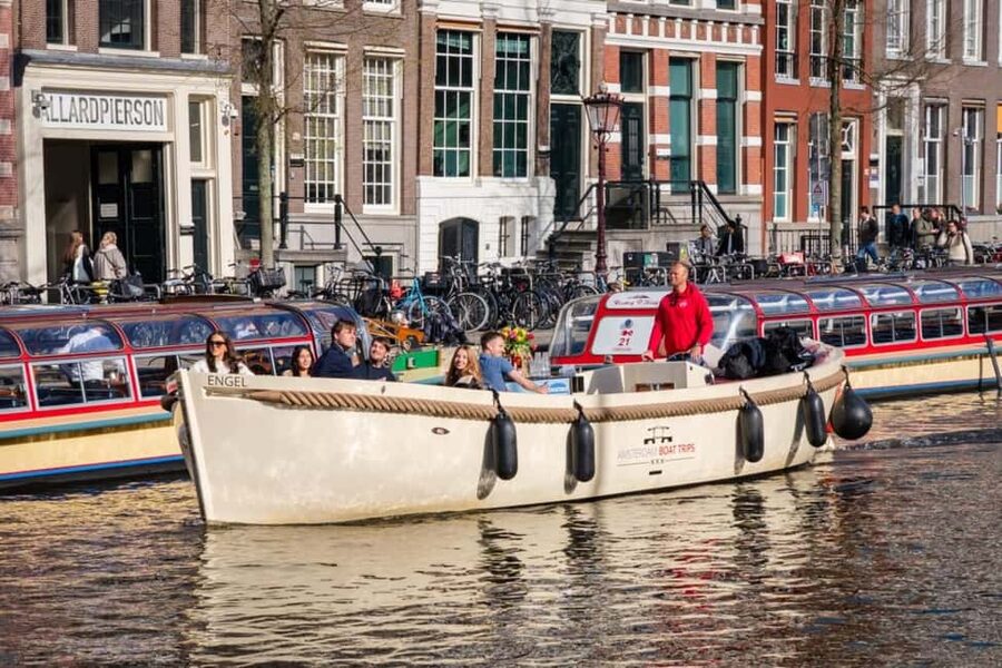 CHEESE AND DRINKS TOUR: A TASTE OF AMSTERDAM ON THE CANALS - Stopera and the canal belt