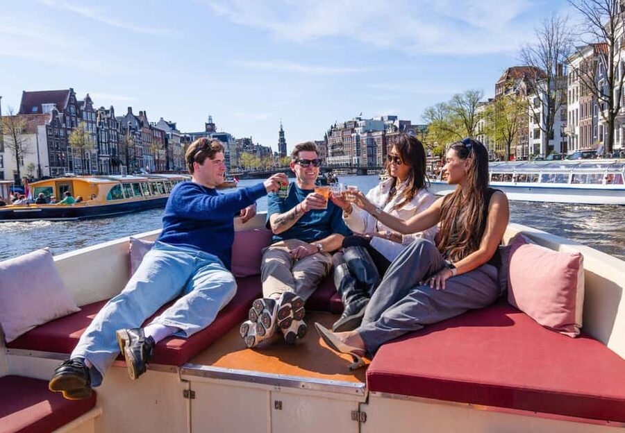 CHEESE AND DRINKS TOUR: A TASTE OF AMSTERDAM ON THE CANALS - Grimburgwal and the return to the old center