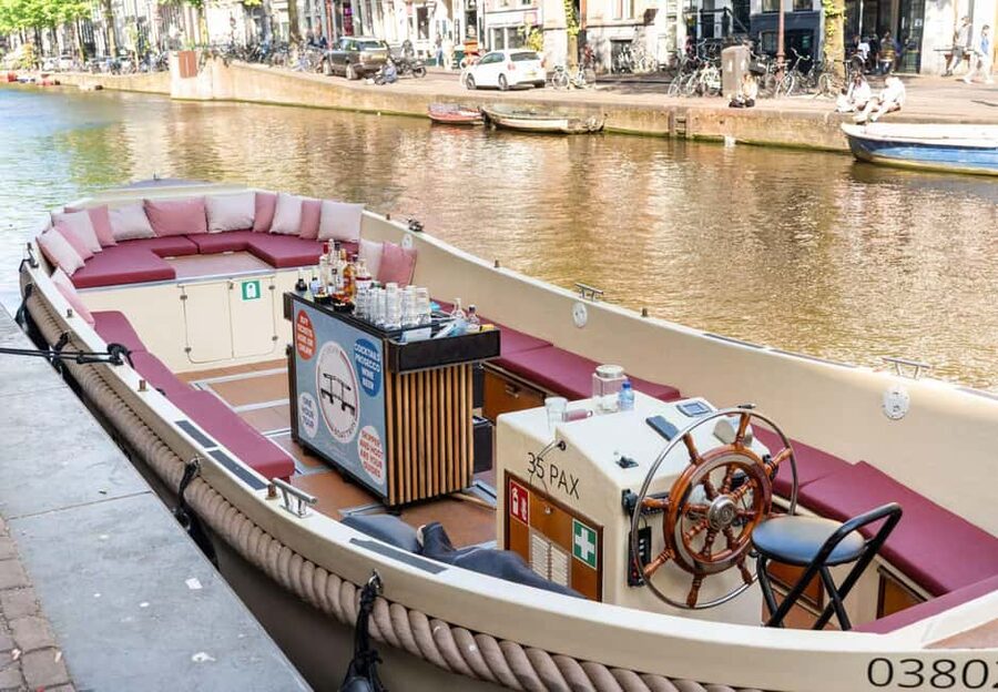 CHEESE AND DRINKS TOUR: A TASTE OF AMSTERDAM ON THE CANALS - Cheese, drinks, and the onboard mood