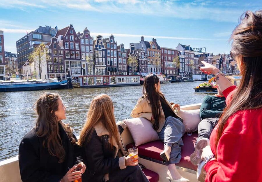 CHEESE AND DRINKS TOUR: A TASTE OF AMSTERDAM ON THE CANALS - Finding the dock on Oudezijds Voorburgwal