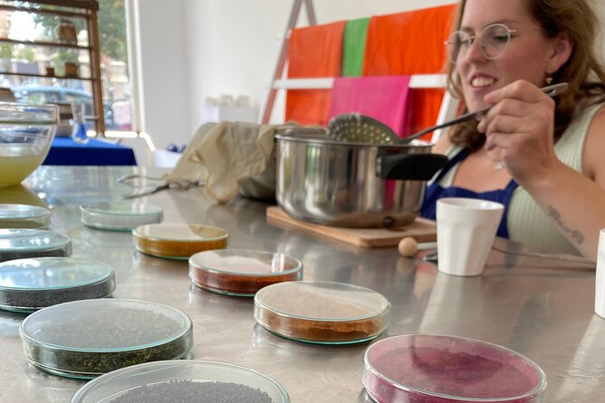 Cheese making workshop next to De Hallen, heart of Amsterdam - The first cheese: learning how rennet works