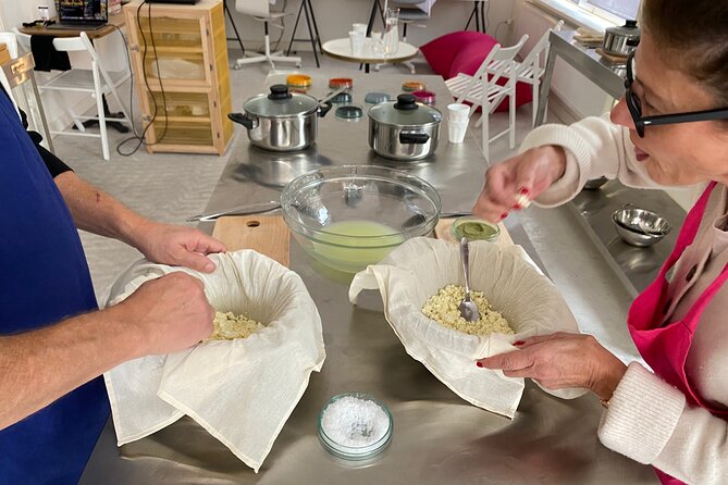 Cheese making workshop next to De Hallen, heart of Amsterdam - The second cheese: acid, herbs, and color