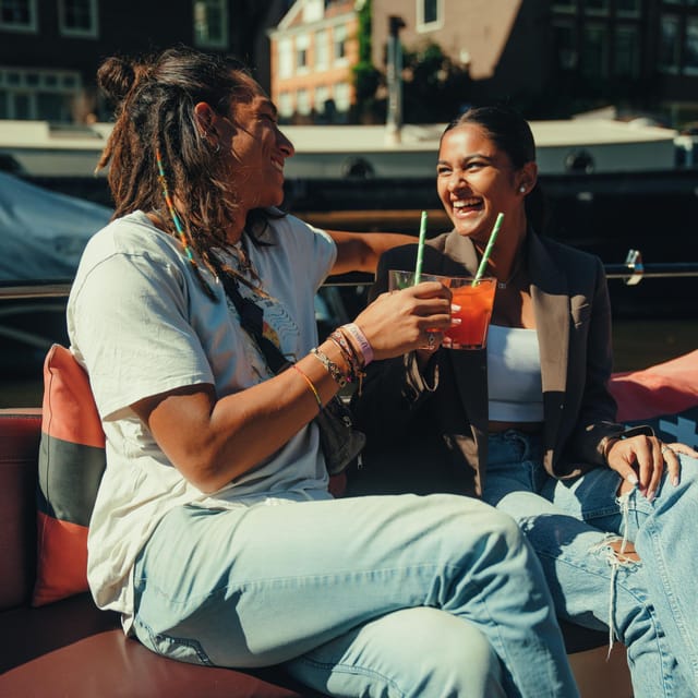 COZY AND FUN CANAL TOUR: A UNIQUE JOURNEY THROUGH AMSTERDAM - Why a small electric boat changes the Amsterdam canal ride