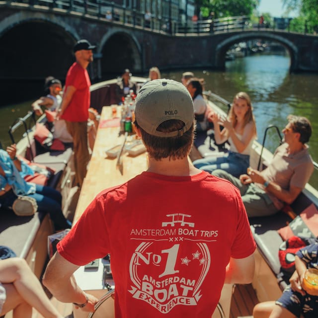 COZY AND FUN CANAL TOUR: A UNIQUE JOURNEY THROUGH AMSTERDAM - What the guide adds to the ride