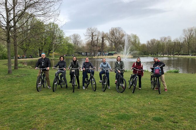 Daily group bike tour in Spanish. - Riding through Vondelpark without the long walk